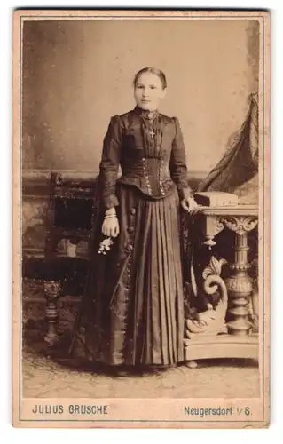 Fotografie Julius Grusche, Neugersdorf i. S., Portrait bildschöne junge Frau im prachtvollen Kleid