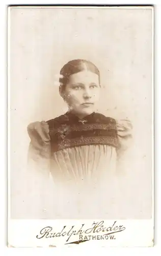 Fotografie Rudolph Hörder, Rathenow, Bahnhofstr., Portrait brünette junge Schönheit mit Brosche am Kleiderkragen