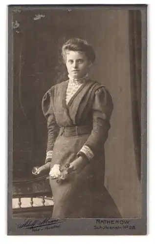 Fotografie Adolf Mewes, Rathenow, Schützenstr. 28, Portrait brünette junge Schönheit mit Blumen in der Hand