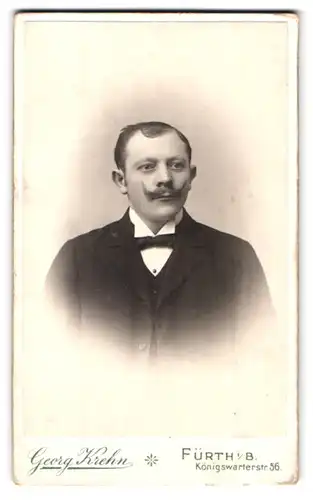 Fotografie Georg Krehn, Fürth i. B., Königswarterstr. 56, Portrait dunkelhaariger stattlicher Mann mit Schnurrbart