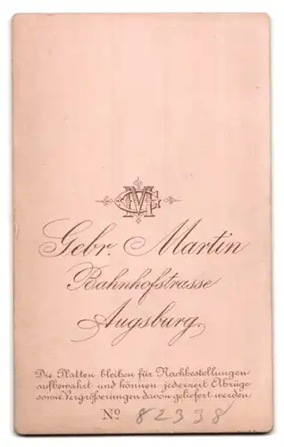 Fotografie Gebr. Martin, Augsburg, Bahnhofstr., Portrait Kleinkind im weissen Hemdchen im Sessel lehnend