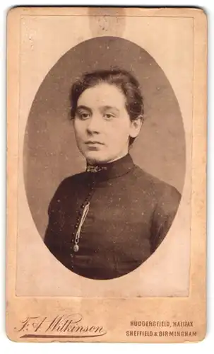 Fotografie F. A. Wilkinson, Huddersfield, 12, Grossley Street, Portrait Junge Frau in hochgeknöpftem Kleid