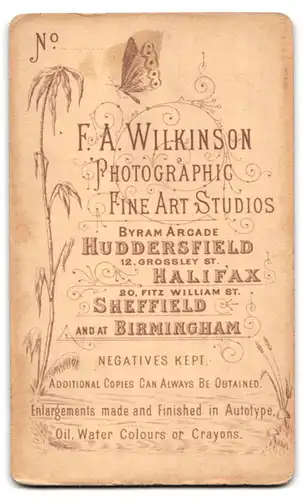 Fotografie F. A. Wilkinson, Huddersfield, 12, Grossley Street, Portrait Junge Frau in hochgeknöpftem Kleid