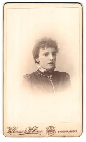 Fotografie Williams & Williams, Cardiff, 53 Queen Street, Frau in plissiertem Kleid