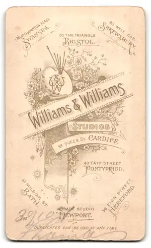 Fotografie Williams & Williams, Cardiff, 53 Queen Street, Portrait Dame mit Hut in elegantem Kleid