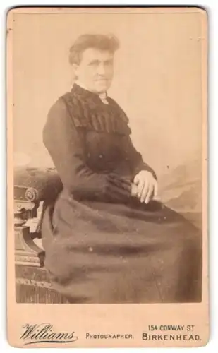 Fotografie Williams, Birkenhead, 154 Conway Street, Portrait Dame in gerafftem Kleid