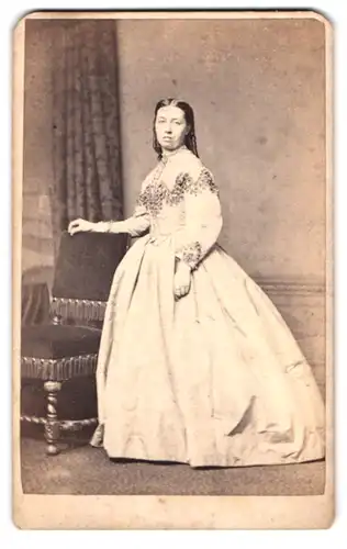 Fotografie Rousseau, London Peckham, 28 Hanover Street, Portrait Elegante Frau in ausgestelltem Kleid