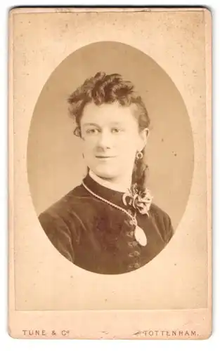 Fotografie Tune & Co, Tottenham, High Road, Portrait Dame mit Flechtfrisur in elegantem Kleid