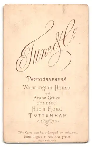 Fotografie Tune & Co, Tottenham, High Road, Portrait Dame mit Flechtfrisur in elegantem Kleid