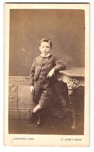 Fotografie Lawrence Lowe, St. John`s Wood, 10, Queen`s Terrace, Portrait Junge in Knickerbockern