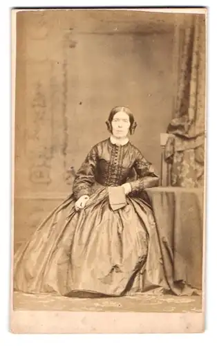 Fotografie Rousseau and Dendy, London Peckham, 28 Hanover Street, Portrait Ältere Dame in ausgestelltem Kleid