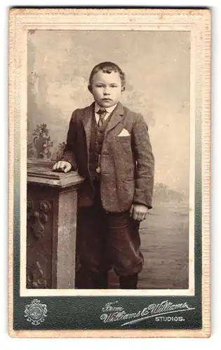 Fotografie Williams & Williams, Cardiff, Portrait Junge im Anzug