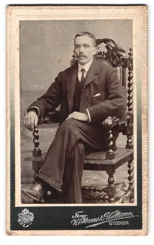 Fotografie Williams & Williams, Cardiff, Portrait Eleganter Herr im Anzug