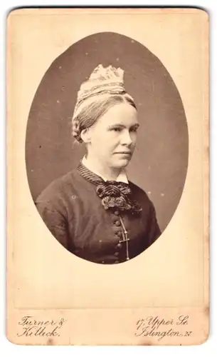 Fotografie Turner & Killick, Islington, 17 Upper Street, Portrait Dame mit Hochsteckfrisur im Knopfkleid