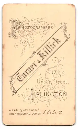 Fotografie Turner & Killick, Islington, 17 Upper Street, Portrait Dame mit Hochsteckfrisur im Knopfkleid