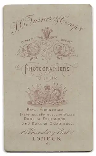 Fotografie Turner & Comp., London, 10, Barnsbury Park, Portrait Herr in elegantem Anzug