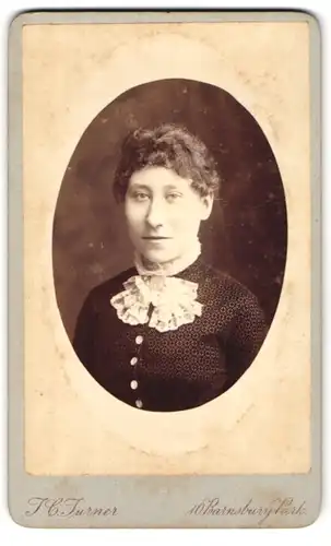 Fotografie Turner & Comp., London, 10, Barnsbury Park, Portrait Dame mit Spitzenhalstuch