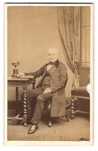 Fotografie F. Joubert, Bayswater, 36, Porchester Terrace, Portrait Älterer Herr im Anzug