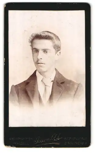 Fotografie Gascon Ltd., Birmingham, Portrait Junger Herr mit Schnurrbart im Anzug
