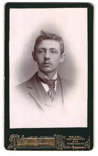 Fotografie Henri Gascon, Birmingham, Portrait Herr mit Schnurrbart im Anzug