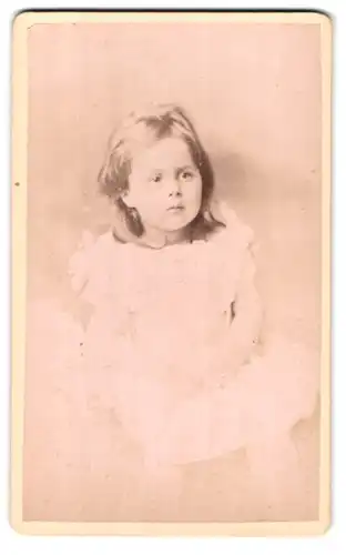 Fotografie W. F. Taylor, Windsor, 13 High Street, Portrait Kleinkind im Kleidchen