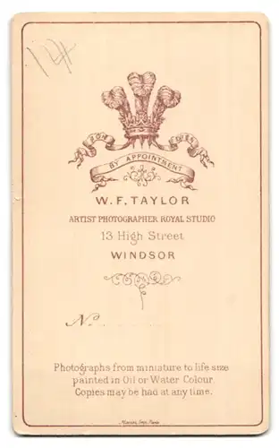 Fotografie W. F. Taylor, Windsor, 13 High Street, Portrait Kleinkind im Kleidchen
