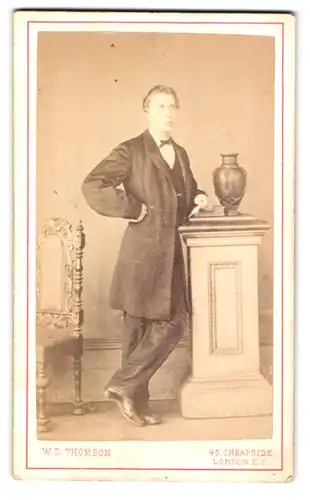 Fotografie W. D. Thomson, London, 45, Cheapside, Portrait Eleganter Herr im Anzug