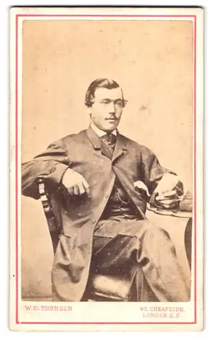 Fotografie W. D. Thomson, London, 45, Cheapside, Portrait Herr im Anzug