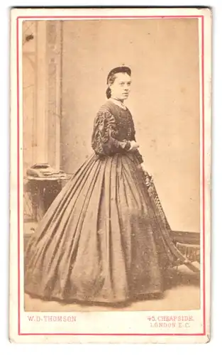 Fotografie W. D. Thomson, London, 45, Cheapside, Portrait Frau in ausgestelltem Kleid