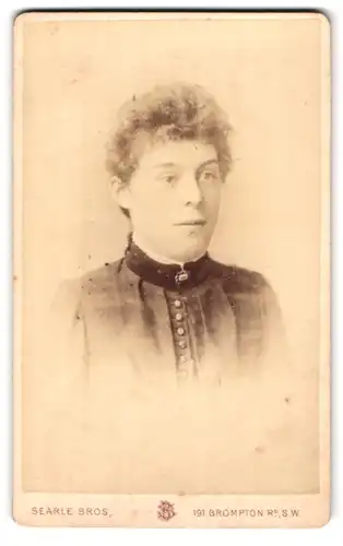 Fotografie Searle Bros., London, 191, Brompton Road, Portrait Junge Frau in hochgeknöpftem Kleid