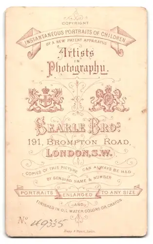 Fotografie Searle Bros., London, 191, Brompton Road, Portrait Junge Frau in hochgeknöpftem Kleid