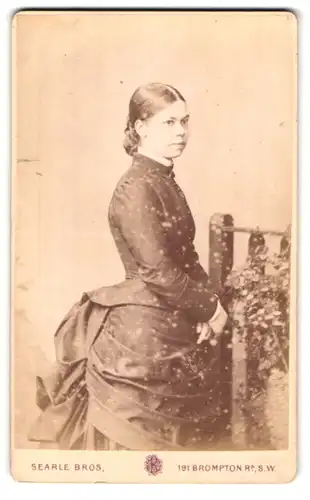 Fotografie Searle Bros., London, 191, Brompton Road, Portrait Dame in gerafftem Kleid