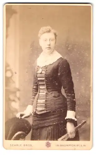 Fotografie Searle Bros., London, 191, Brompton Road, Portrait Elegante Dame in tailliertem Kleid