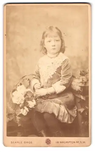 Fotografie Searle Bros., London, 191, Brompton Road, Portrait Mädchen in spitzengesäumtem Kleid