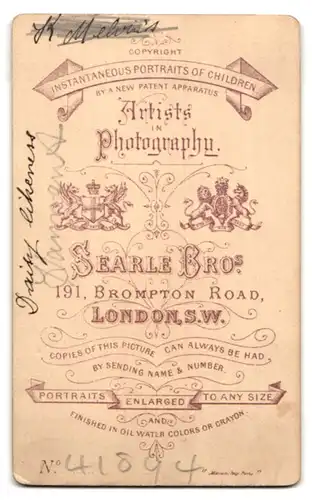 Fotografie Searle Bros., London, 191, Brompton Road, Portrait Mädchen in spitzengesäumtem Kleid