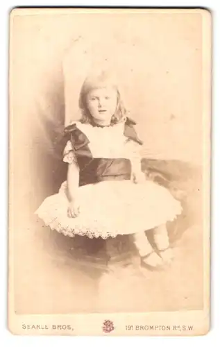 Fotografie Searle Bros., London, 191, Brompton Road, Portrait Mädchen in ausgestelltem Spitzenrock