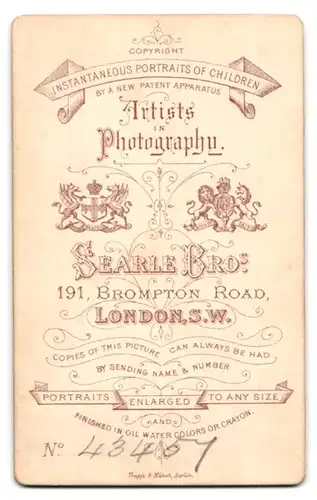 Fotografie Searle Bros., London, 191, Brompton Road, Portrait Mädchen in ausgestelltem Spitzenrock