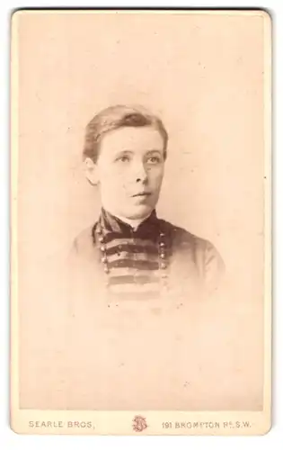 Fotografie Searle Bros., London, 191, Brompton Road, Portrait Junge in eleganter Jacke