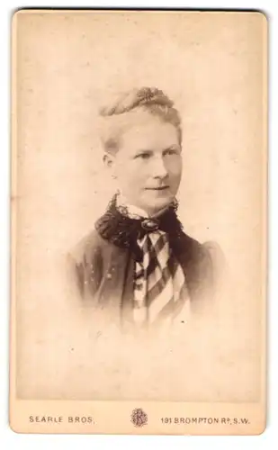 Fotografie Searle Bros., London, 191, Brompton Road, Portrait Ältere Frau mit Hochsteckfrisur im Kleid