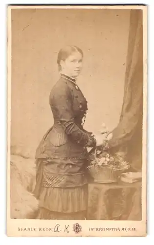 Fotografie Searle Bros., London, 191, Brompton Road, Portrait Frau in tailliertem Kleid