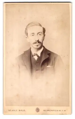 Fotografie Searle Bros., London, 191, Brompton Road, Portrait Eleganter Herr mit Schnurrbart im Anzug