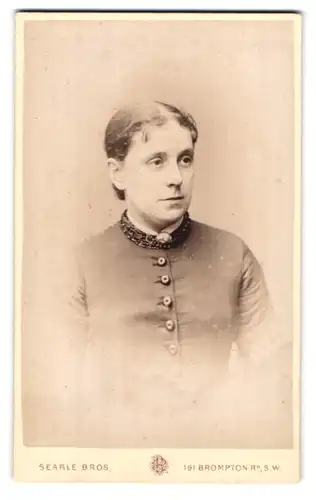 Fotografie Searle Bros., London, 191, Brompton Road, Portrait Dame in hochgeknöpftem Kleid