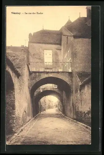 AK Vezelay, La rue des Ecoles