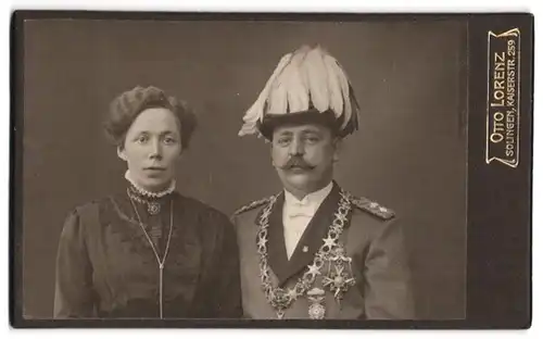 Fotografie Otto Lorenz, Solingen, Kaiserstr. 259, Portrait Schützenkönig mit Schützenkette neben Ehefrau