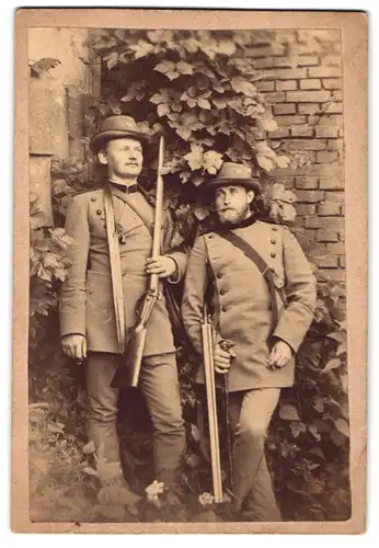 Fotografie unbekannter Fotograf und Ort, Portrait zwei Jäger mit Büchsen