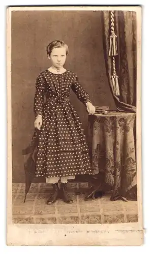 Fotografie J. Lisack, Rosenheim, Portrait Mädchen in hübschem Kleid