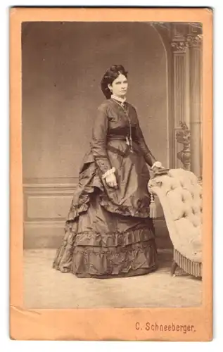Fotografie C. Schneeberger, Wien, Karmelitergasse 4, Portrait elegant frisierte Dame im Biedermeierkleid