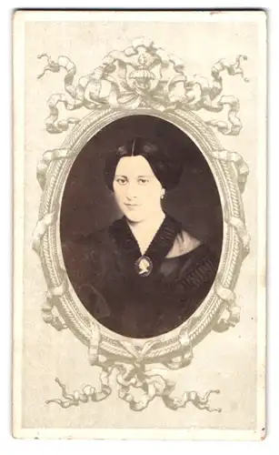 Fotografie unbekannter Fotograf und Ort, Portrait hübsche, junge Frau mit Medaillon im geschmückten Bilderrahmen