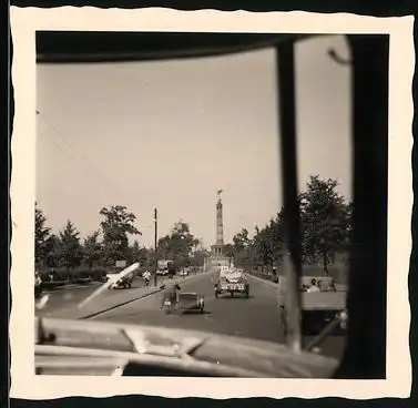 Fotografie Fotogrraf unbekannt, Ansicht Berlin, Blick aus einem Auto zur Siegessäule