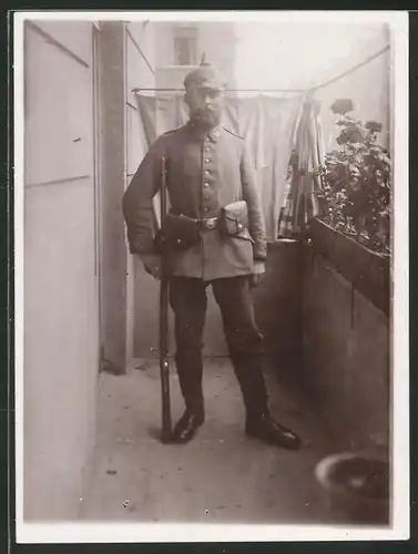 Fotografie Soldat in Uniform mit Gewehr & Pickelhauben-Überzug, Landwehr-Regiment 76